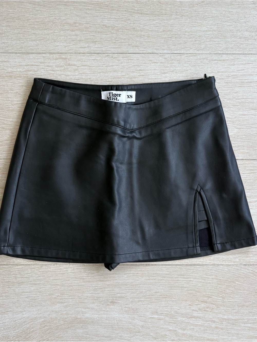 Tiger Mist DAPHNIE PU SKORT.  Black leather mini skirt skort. Size XS. hidden si